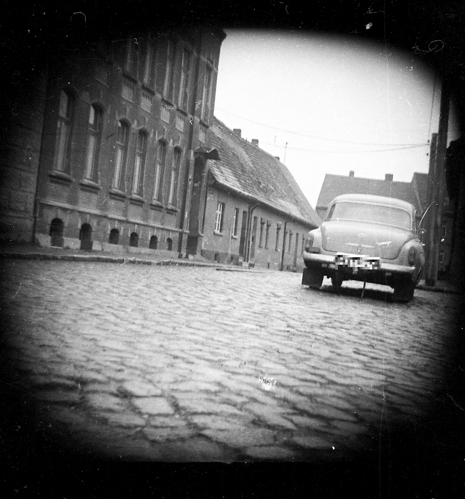 StasiArchiv's tweet image. Dank eurer Hinweise ist eine weitere #Spurensuche gelöst: Die Fotos von Straßenzügen und einer Trauergesellschaft hat die #Stasi in #Nienburg (Saale) aufgenommen, v. a. rund um die Gattersleber Straße. Vielen Dank für eure Mithilfe.

Weitere Spurensuchen: bundesarchiv.de/stasi-unterlag…