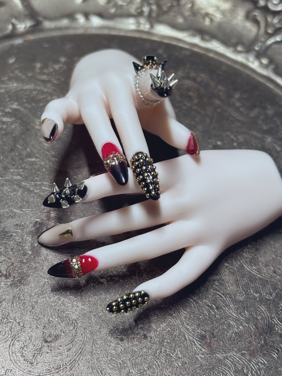 Satoru_Hackt's tweet image. ルブタン！風

DD  セミホワイト

前作よりイカツいし、よりデザインはリアルに。
リングが可愛く出来たらから良し👍

換装時は  “必ず”  ハンドは最後に！
スタッズが鋭利なのでお気を付けを。

爪裏も🟥

#BJD  #BJDnails 
#handpainted #SD17 #dollfiedream #superdollfie #volksdoll #bjdartist