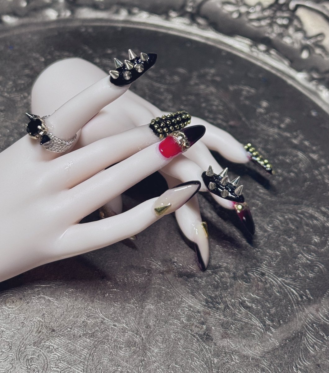 Satoru_Hackt's tweet image. ルブタン！風

DD  セミホワイト

前作よりイカツいし、よりデザインはリアルに。
リングが可愛く出来たらから良し👍

換装時は  “必ず”  ハンドは最後に！
スタッズが鋭利なのでお気を付けを。

爪裏も🟥

#BJD  #BJDnails 
#handpainted #SD17 #dollfiedream #superdollfie #volksdoll #bjdartist