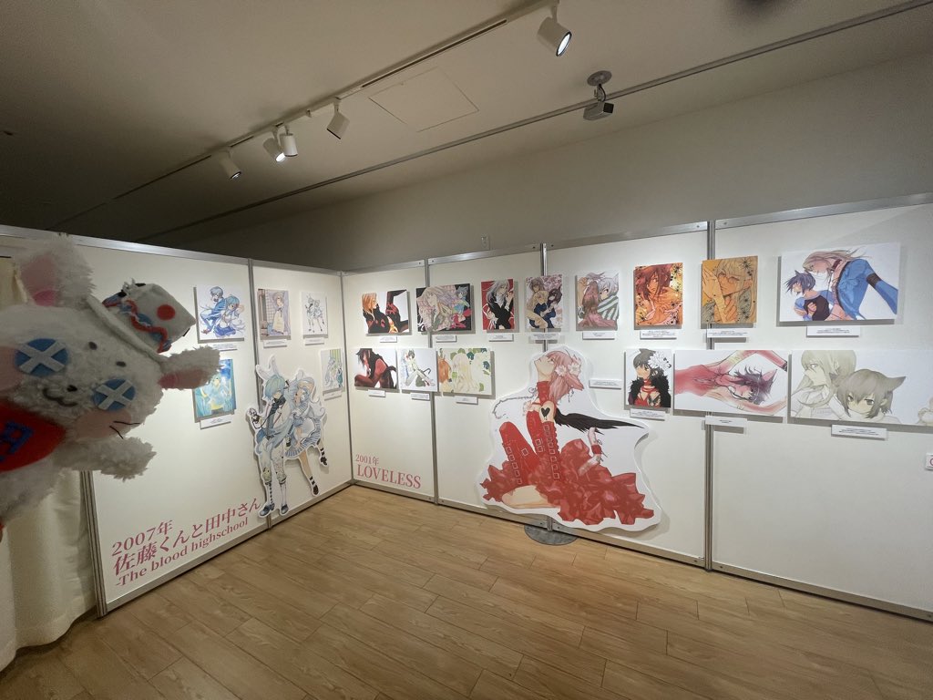 【高河ゆん先生原画展／一迅社宣伝】
一迅社の宣伝課も「高河ゆん40th Anniversary Exhibition」に行ってまいりました‼️
弊社も『#LOVELESS』をはじめとした多くの作品に大変お世話になっておりますが…改めてその画力と作品力にいちじんちゃんも圧倒されております💦

場所はマルイシティ横浜