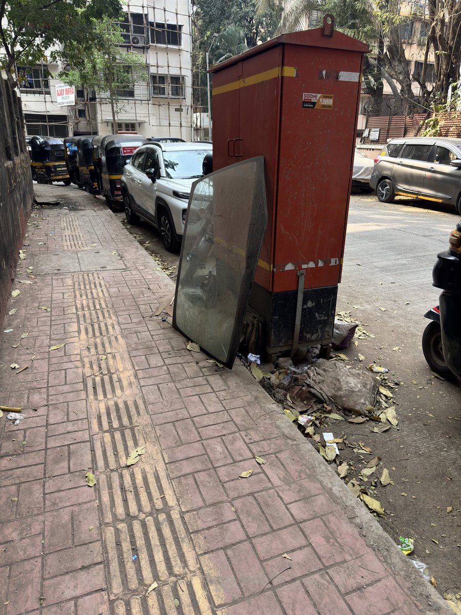pankaj3434's tweet photo. @mybmc @MumbaiPolice this car glass has been kept for more than 2 weeks. This is very dangerous for children and senior citizens using the footpath. This is on the footpath near AVM school Santacruz brand. Request to please help. https://t.co/Twxp5W6APW