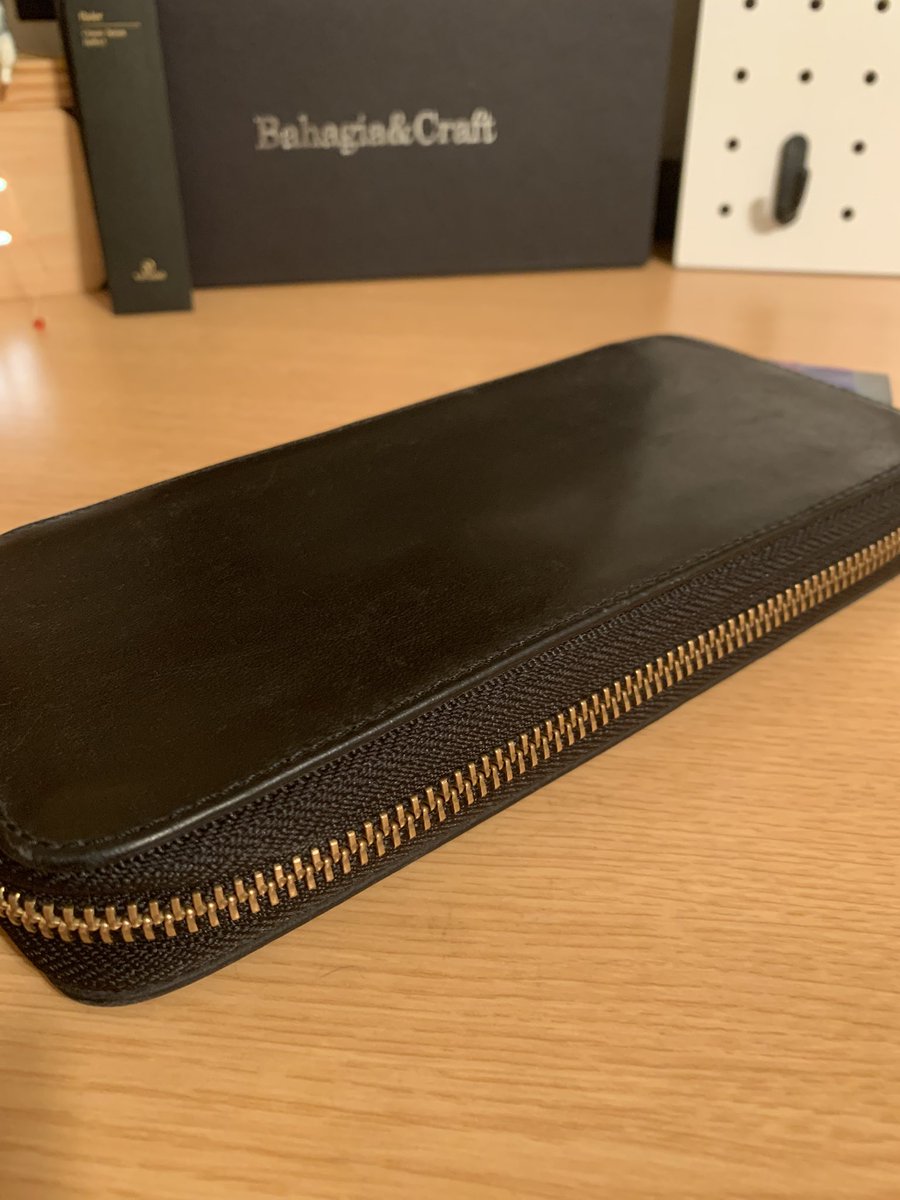 ←購入時　　　　　　　　一年感じ使用→
めちゃくちゃツヤ出てるし同じ物とは思えない、