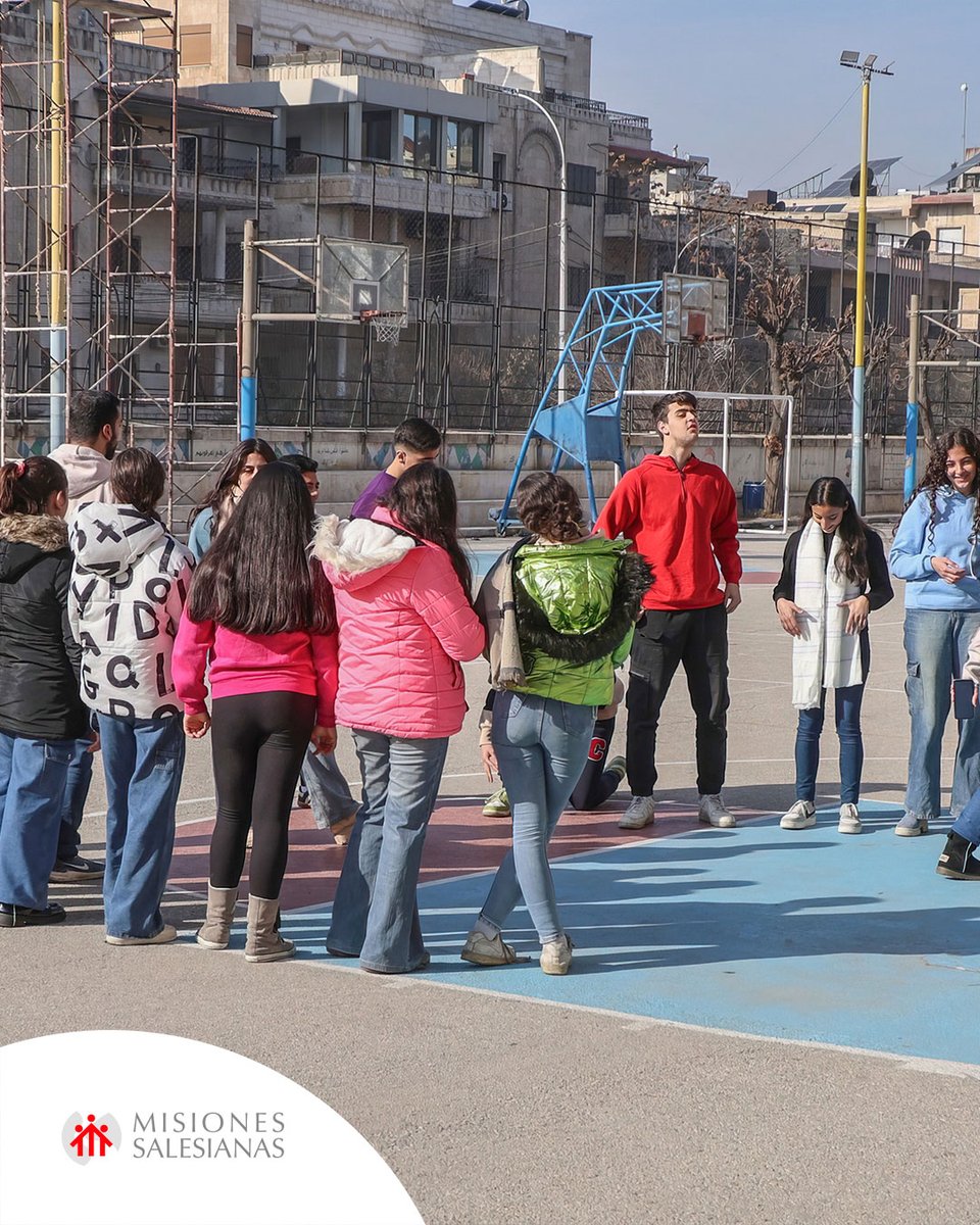 MSalesianas's tweet image. #NoticiaMS | La violencia vuelve a Alepo 🚨
Familias desplazadas, pobreza extrema y una infancia marcada por el miedo. En esta emergencia humanitaria, los misioneros salesianos siguenofreciendo esperanza en el Centro Don Bosco.
Toda la info 👉 f.mtr.cool/gxdyrealyj