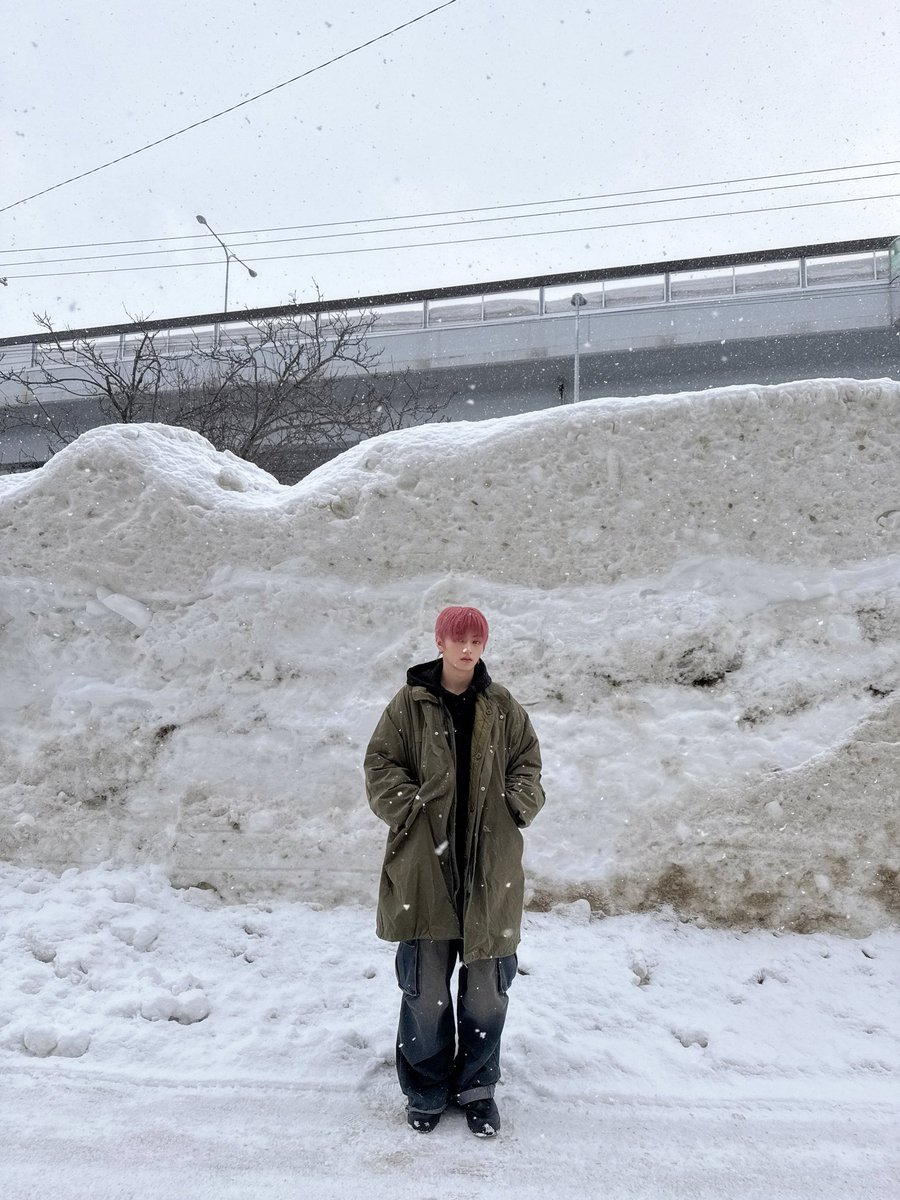 TIOT_NOW's tweet photo. [#우진]
내 키보다 큰 눈과 함께~🌨☃️

#최우진 #CHOIWOOJIN
#TIOT #티아이오티 https://t.co/YvXS4GnmKT