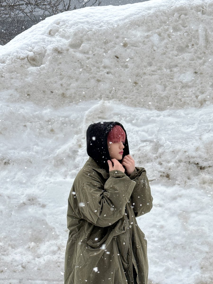 TIOT_NOW's tweet photo. [#우진]
내 키보다 큰 눈과 함께~🌨☃️

#최우진 #CHOIWOOJIN
#TIOT #티아이오티 https://t.co/YvXS4GnmKT