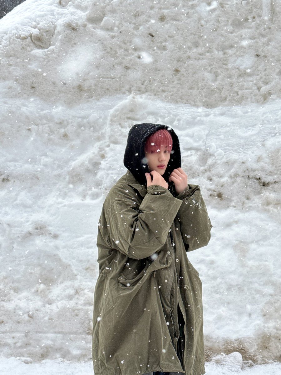 TIOT_NOW's tweet photo. [#우진]
내 키보다 큰 눈과 함께~🌨☃️

#최우진 #CHOIWOOJIN
#TIOT #티아이오티 https://t.co/YvXS4GnmKT