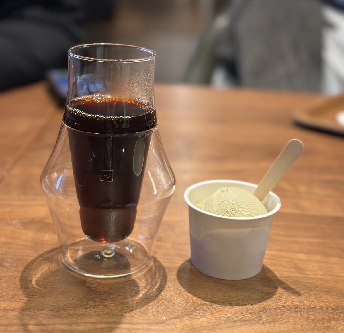 haratom19's tweet photo. これはお洒落が過ぎて意味がよくわからないグラスで出てきたホットコーヒー https://t.co/fo9mZGff85