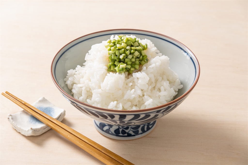 【お願い】
にらの根元は…
捨てないでください！！

最高のニラだれを紹介！
刻んだニラの根元に…
めんつゆ（大さじ1）
酢（小さじ2）
しょうゆ（小さじ1）
ゴマ油（小さじ1）

全て加えて混ぜ、冷蔵庫で30分なじませたら完成！

お米や冷奴にかけるとめちゃくちゃおいしいので試してみてね！