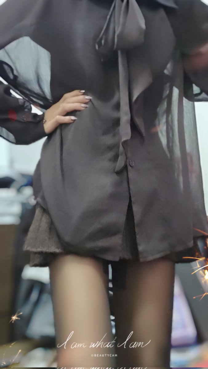 OnlyBatCats's tweet image. 不太能理解
冬天的毛線針織迷你裙？

反正也是買了🤭
反正也是穿來上班了🤣
蠻好看的
似乎也有修身的顯瘦的效果
而且很柔軟保暖（只暖屁股🤣

明天公司尾牙
幫忙集氣一下
我要抽頭獎啦！