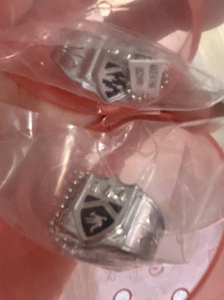 【交換】
家庭教師ヒットマンREBORN!  ガチャ　
ボンゴレリング

譲:嵐、霧

求:雲＞雨

郵送(1部都内お手渡し)
出先のため簡単にリングが見える写真にて記載しております。

よろしくお願いいたします。