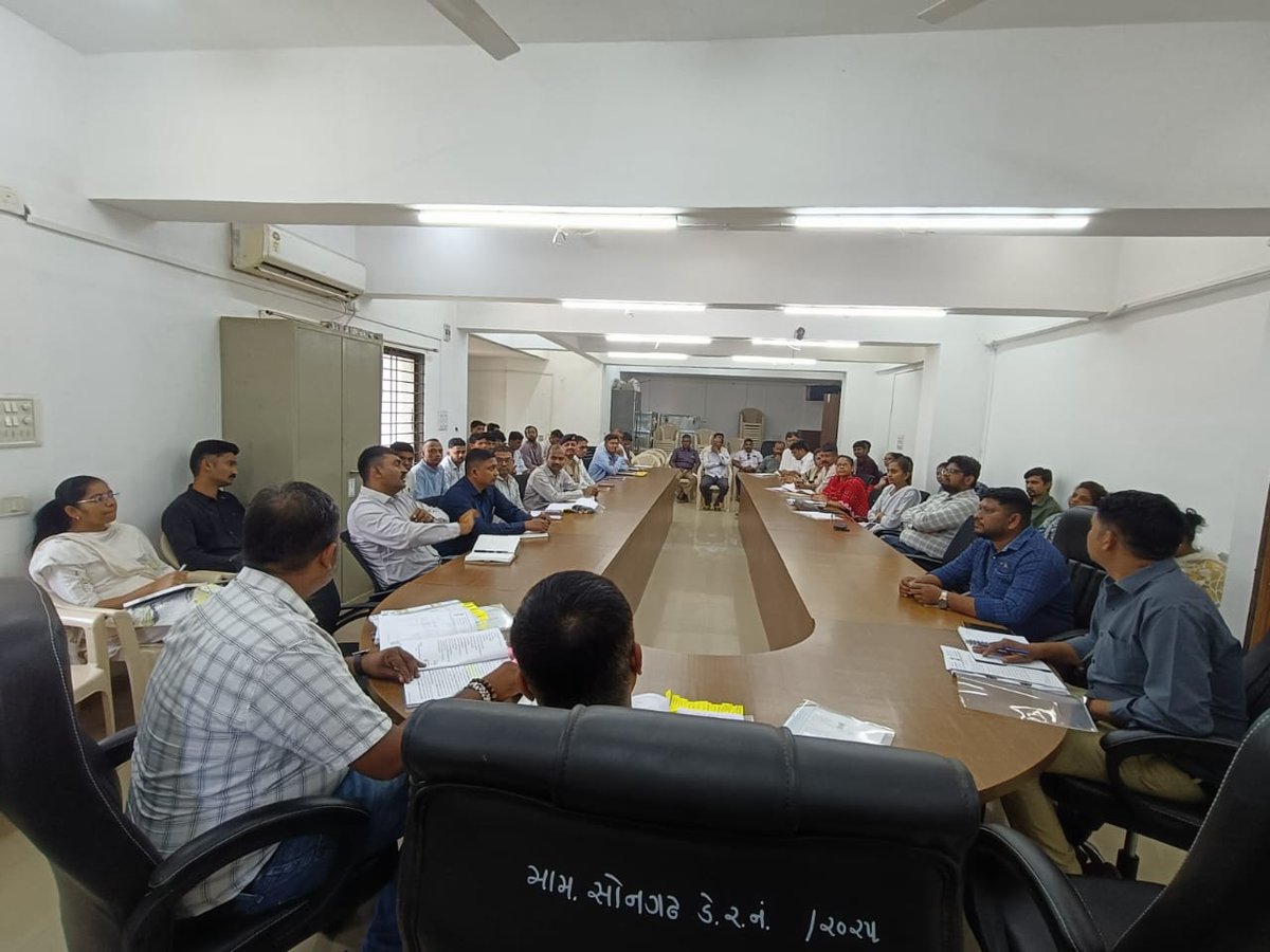 આજરોજ અત્રેના ડિવિઝનના સોનગઢ અને ઉકાઈ  તાલુકાની સંકલન વ ફરિયાદ સમિતિની બેઠકમાં હાજરી આપી વિવિધ વિભાગોની કામગીરીની સમીક્ષા કરી ચર્ચા કરી  તેમજ આગમી સમયમાં થનાર સેવાસેતુના આયોજન અંગેની માહિતી મેળવી સુચનાઓ આપી.
<a href="/CMOGuj/">CMO Gujarat</a> <a href="/revenuegujarat/">Revenue Dep. Gujarat</a> <a href="/CollectorTapi/">Collector & DM-Tapi</a> <a href="/RacTapi/">RAC TAPI</a>