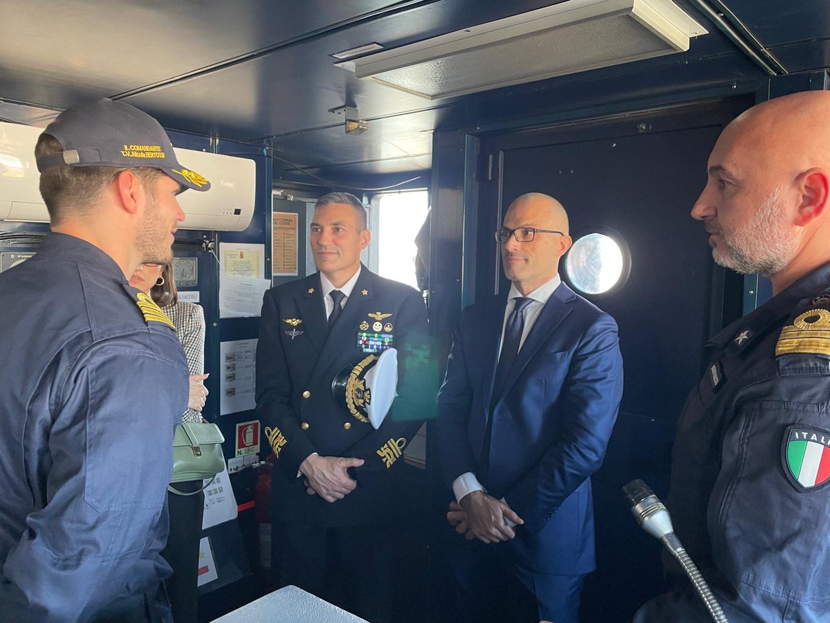 ItalianNavy's tweet image. Nell’ambito dell’Operazione #MediterraneoSicuro, a bordo di #NaveTremiti a #Tripoli l’Ambasciatore dell’#UnioneEuropea in Libia, S.E. Nicola Orlando e il Comandante dell’@operationirini, amm. Marco Casapieri.

Collaborazione, addestramento, formazione, supporto tecnico-logistico: