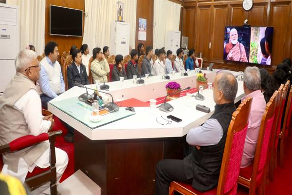 schooledump's tweet image. राज्यपाल श्री मंगुभाई पटेल बच्चों के साथ “परीक्षा पे चर्चा” कार्यक्रम में हुए शामिल

लोक भवन आए विद्यार्थियों ने कहा- पीएम श्री @narendramodi का मार्गदर्शन सरल, रोचक और प्रेरक

RM : shorturl.at/OVhwB

@PMOIndia @EduMinOfIndia @GovernorMP 

#ExamWarriors #PPC2026