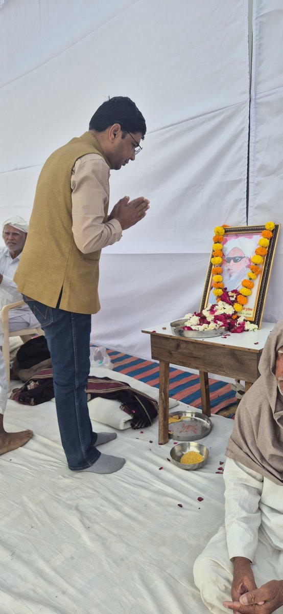 NarpatRajBarmer's tweet photo. लूखु  (मांगता) में पूर्व सरपंच श्री मोटाराम जी गुरलिया के पिता श्री गोरधनराम जी सरदारोनी का स्वर्गवास होने पर उनके निवास स्थान पर पंहुच कर श्रद्धांजलि अर्पित कर संवेदना व्यक्त की!भगवान स्वर्गीय आत्मा को शान्ति प्रदान करे व परिवारजनों को दुःख सहन करने की शक्ति देवे!
#Lukhu #Mangta https://t.co/cYSB4C8FjL
