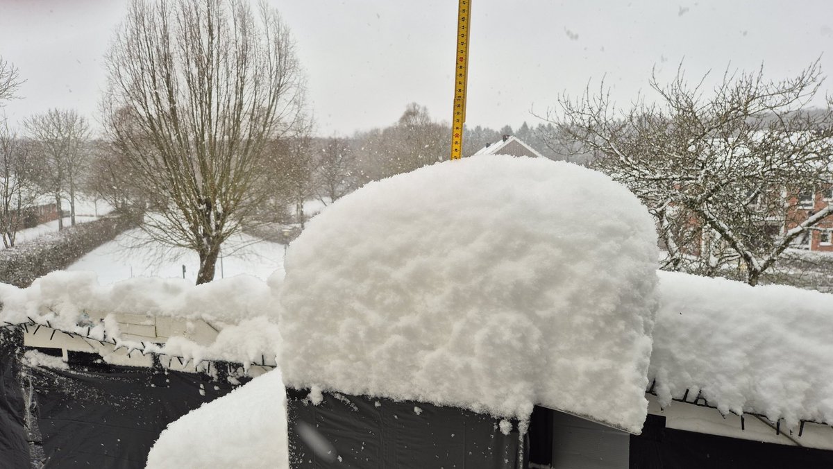 MissZume's tweet photo. @dmidk Taget i Holbæk idag på altanen. På gulvet sagde den 19 cm hvor der er fladt, men fejede også sammen igår eftermiddags/aftes, indtil jeg gav op sidst på aftenen. Meget fygning/hvirvlen inde på altanen. https://t.co/XE8JHBoqEq