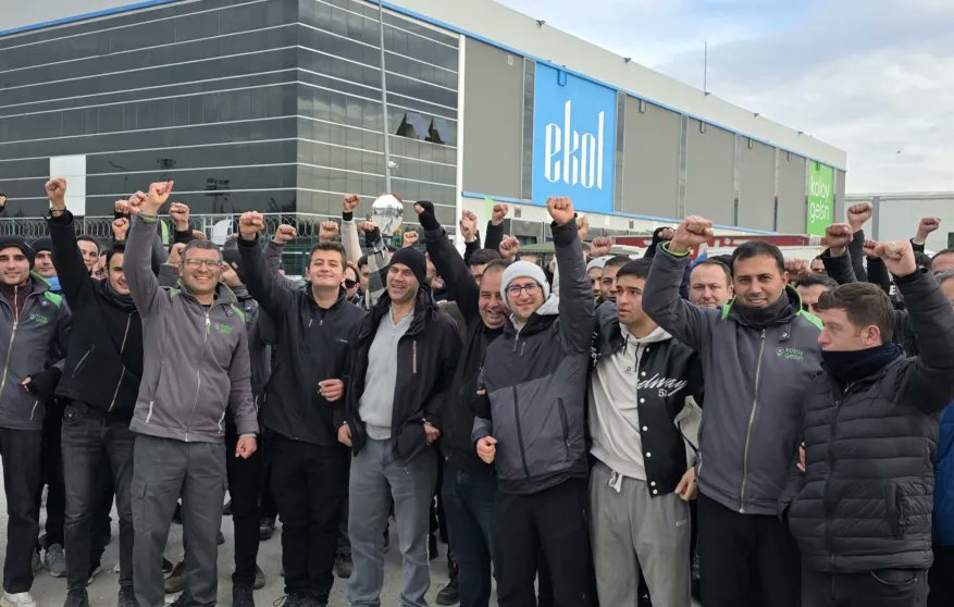 ◾️'Kolay Gelsin' kuryeleri kazandı: Ankara'da direniş sonuç verdi

Koç Holding’e bağlı Kolay Gelsin kargo çalışanları, düşük zam ve hak gasplarına karşı başlattıkları kontak kapatma eylemini, işten atılanların geri alınması ve ek hakların tanınmasıyla sonlandırdı.