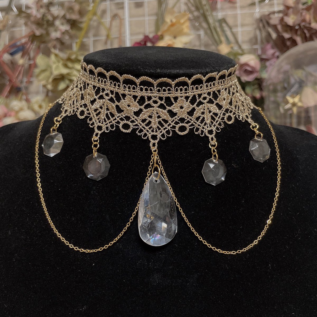 ユーズドパーツを使ったシャンデリアチョーカーも作ってます🕯️✨

週明けは展示する写真を印刷しに行きたいです