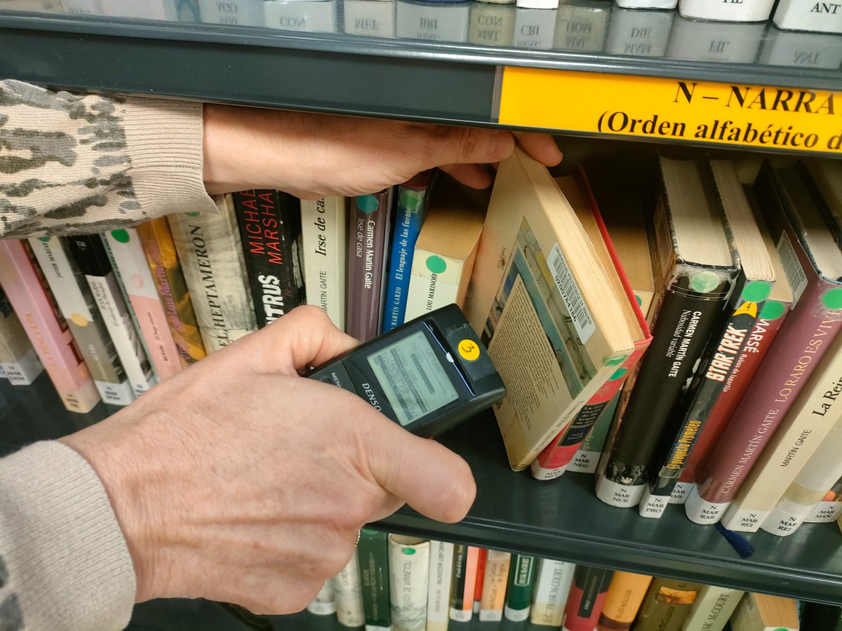 Esos pitidos que oyes de vez en cuando provienen de las "pistolas" con las que estamos haciendo el #inventario anual de fondos. 
Lamentamos las molestias pero es una labor que tenemos que hacer cada año para controlar nuestro/vuestro fondo bibliográfico.
#FelizFinDeSemana🥳🤩