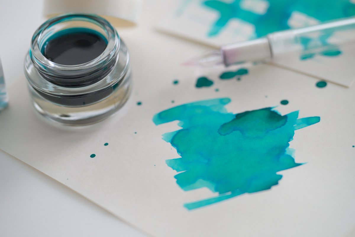 『てがき時間インク ゆらぎ』 
Tools各店にて販売中です🐿️

「みなも」はグリーン〜ブルーにゆらぐ色🌱
とても爽やかな色合いです🪼

ゆらぎシリーズは水性染料インクなので ガラスペン/万年筆/つけペンで使用できます🖊️

#インク沼 #てがき時間