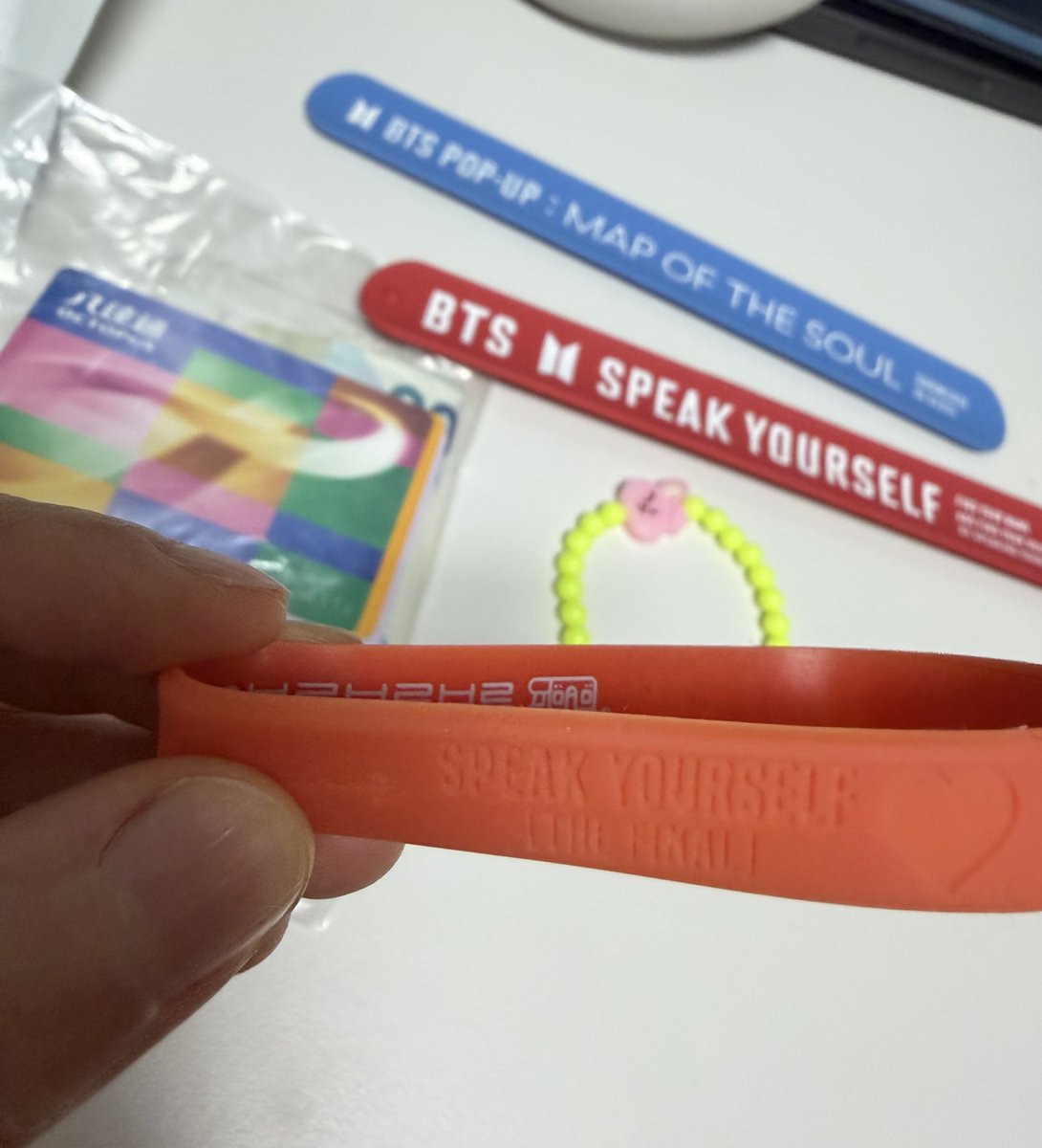 덕질존 정리 좀 하다가 만난 2019년 추억
나눔용으로 캠핑카 멤버들이랑 만들었던 팔찌랑 팝업팔찌랑 쿠키 팔찌랑 홍콩콘 다시간다고 남겨놓은 옥토퍼스카드랑 홍콩달러.. 💜 추억이다 추억이햐