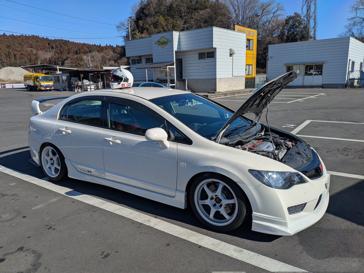 今後どうするか決まったので報告

初日光サーキット４周目でメタルブローしました。1.2コーナーです。

原因はバッフルオイルパンを入れてなかったことです。

ミニサーキットだと大丈夫。オイル多めに入れといたらっていう慢心がありました。

お手伝いしてくださった皆さんありがとうございました。