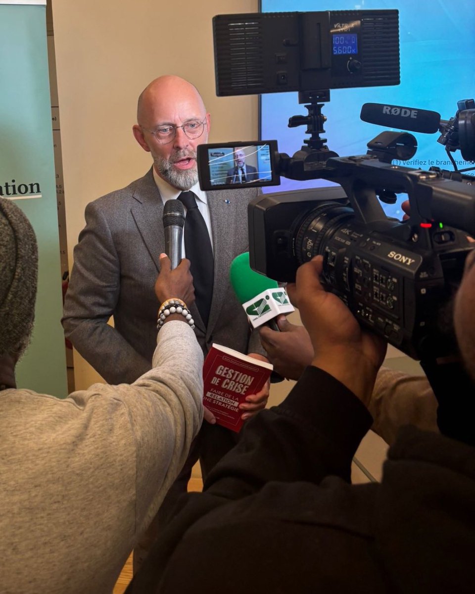 En #communication de #crise, il faut « à la fois être empathique et un monstre froid ». Être :
✔️ humain et professionnel.
✔️attentif aux émotions, mais pas émotif.

#Communication #ComDeCrise
#LaComEstUnMétier 

📕 Gestion de crise AS Mahob Mbock

🟥 fnac.com/a22060207/Andr…