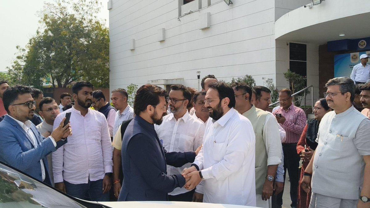 govindbiswas's tweet image. आदरणीय श्री @ianuragthakur जी से मिलकर अत्यंत प्रसन्नता हुई।
आपकी सोच, दृष्टि और संवाद ने मुझे गहराई से प्रभावित किया।
एक कलाकार और एक बड़ोदावासी की ओर से आपका हृदय से बहुत-बहुत धन्यवाद।
एक प्रश्न DM किया है।
🙏🎨🇮🇳 @drhemangjoshimp 
#Vadodara #baroda #BJP #bjpbaroda #RSS