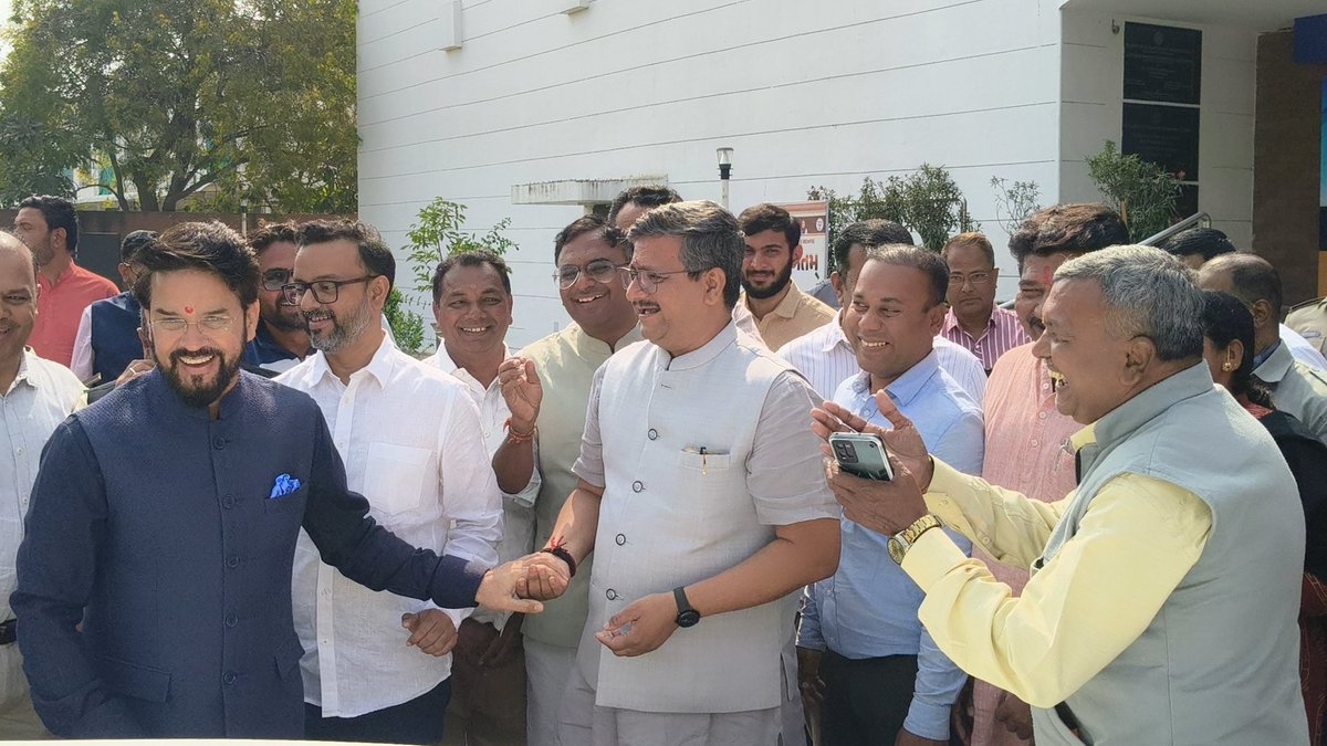 govindbiswas's tweet image. आदरणीय श्री @ianuragthakur जी से मिलकर अत्यंत प्रसन्नता हुई।
आपकी सोच, दृष्टि और संवाद ने मुझे गहराई से प्रभावित किया।
एक कलाकार और एक बड़ोदावासी की ओर से आपका हृदय से बहुत-बहुत धन्यवाद।
एक प्रश्न DM किया है।
🙏🎨🇮🇳 @drhemangjoshimp 
#Vadodara #baroda #BJP #bjpbaroda #RSS