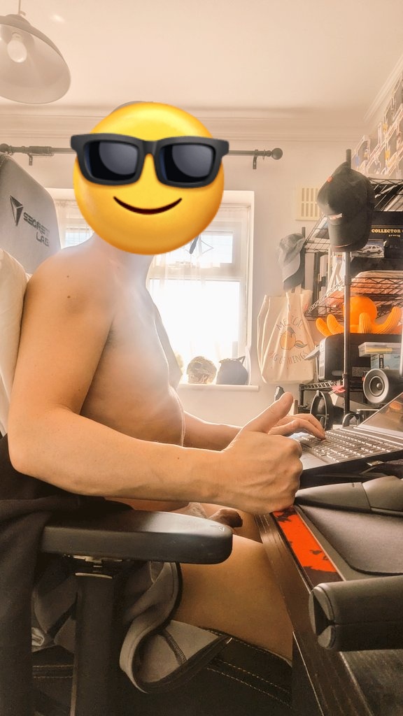 Reaper2k43's tweet photo. Today is "work naked day", so, strip off and work relaxed
 😎👍

#WorkNakedDay https://t.co/qTnNT1mwWY