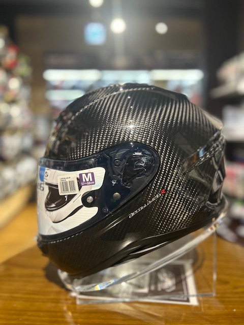 Ricoland_Kyoto's tweet image. 【当店在庫有ります！】
OGK KABUTO AEROBLADE-6R入荷中！
軽量カーボンシェルを採用した特別仕様で、首や肩への負担を軽減。
エアフォルムで高速走行時の安定感も抜群です。
軽さ・性能・存在感を兼ね備えた一品。サイズSからXLまで揃ってるので試着してみて下さい。
＃ライコ京都 ＃KABUTO