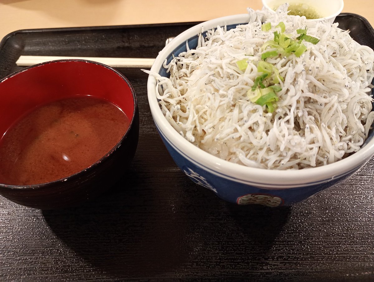 obakami's tweet photo. 当日でもセンター2回買えた🤗✨️
海鮮丼の弁当が売ってなかったから
しらす丼⭐️
通りかかったらグリしてた。 https://t.co/lvJADABZmt