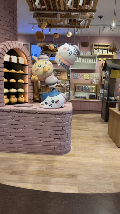 ちいかわベーカリーも行ってきた! パンがめちゃくちゃクオリティ高くてちゃんとベーカリーしてて食べるの勿体無い。栗まんじゅうの出来すごいよね グッズほとんど売り切れなのでまた来ないとだ。 そして郎パンは噂に違わぬできでよかった。