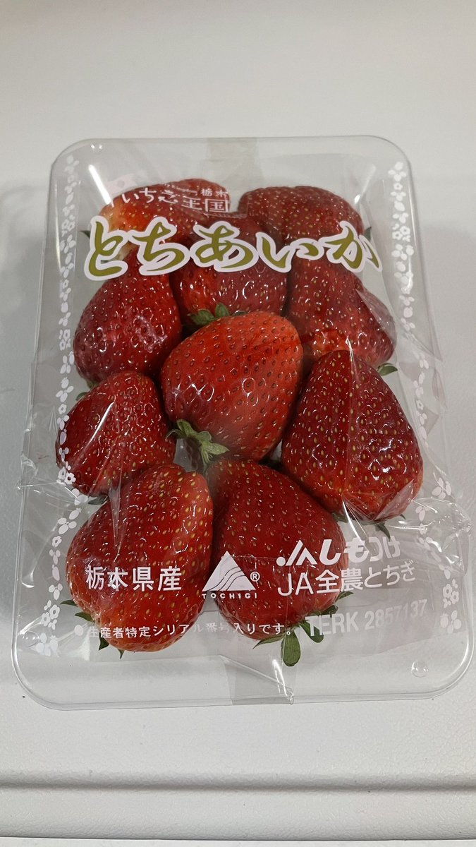 midoringoxx's tweet photo. いちごが安かったので買ってきた🍓
とちおとめも食べたいんだけどこの辺じゃあまり見かけないのよねぇ https://t.co/n8JBkitTUA
