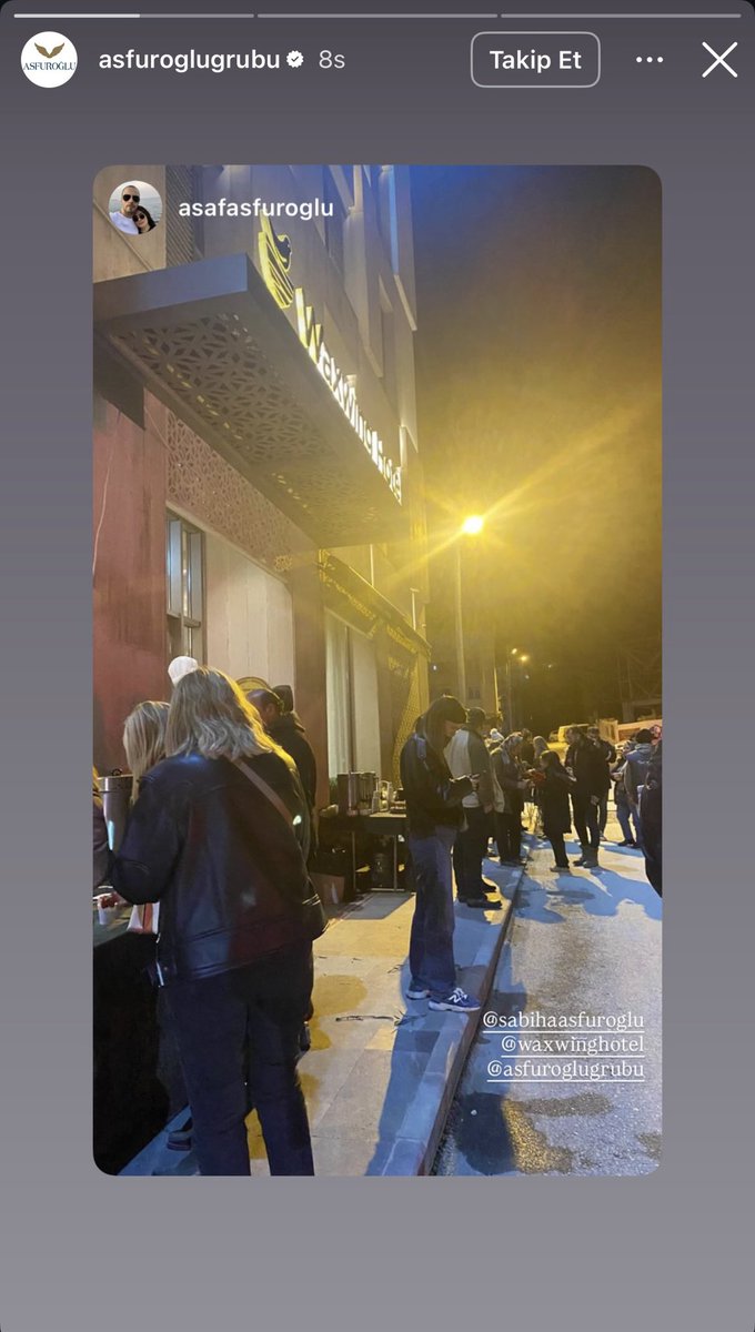 Depremde otellerine sığınan depremzedeleri “otelimizi yağmalayacaklar” diye kovmamışlar, Örnek evler köyünde depremzedenin altından 12 metrekare evlerini çekip almamışlar gibi dün gece çay çorba dağıttılar. Depremzedeleri yine kovdukları o lüks Müze Otel’lerine layık görmemişler