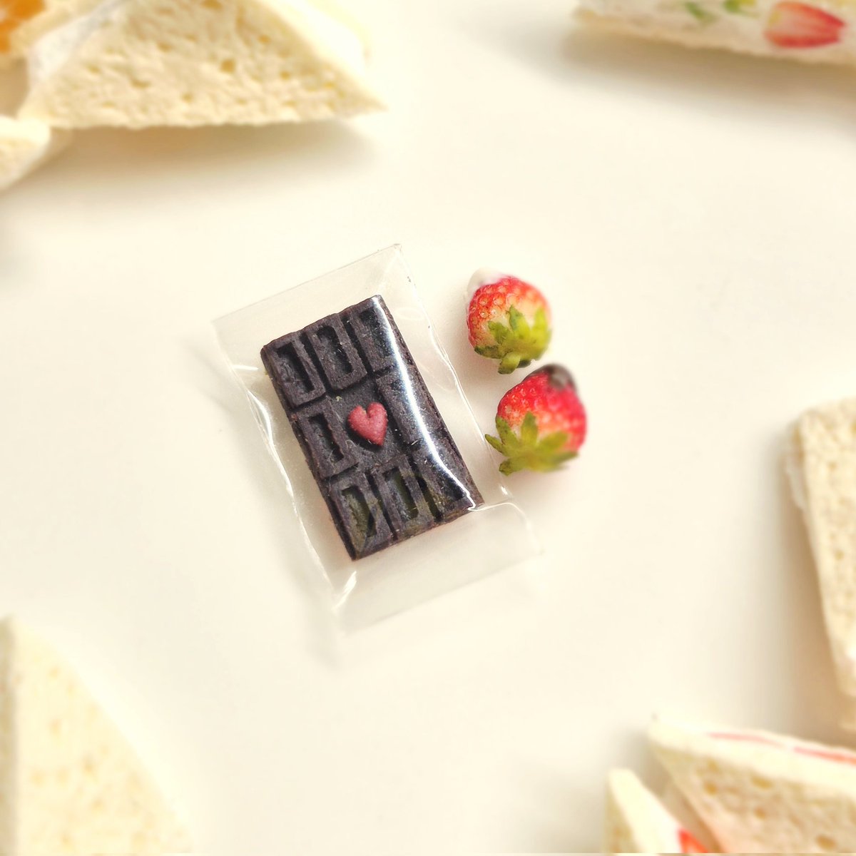 딸기 초콜릿 세트도 소량 들고 갑니다!! 
딸기 알에 묻은 초콜릿 양은 조금 더 많아질 수도 있어요...
날이 춥다는데 행사장 오시는 분들 조심히 오시고 내일 뵈어요~!