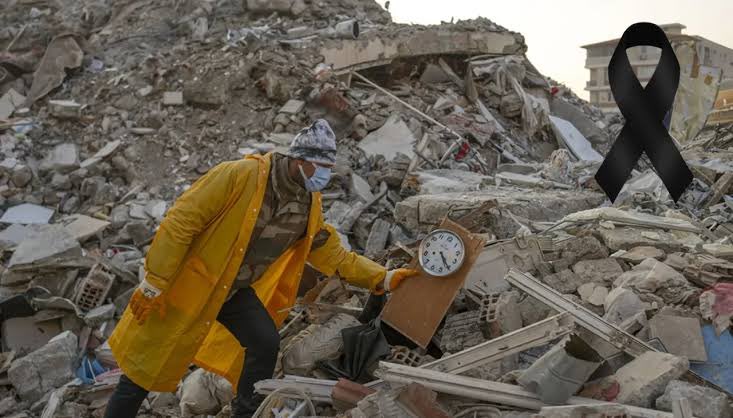 Bir baba vardı…
Beklediği sabah gelmedi.
Saat 04.17’de sadece 11 il değil, bir milletin yüreği sarsıldı.

Yıkılan yalnızca binalar değildi;
umutlar, hayaller, yarınlardı.
Acının tarifi yoktu, gözyaşı kelimeleri susturdu.

Allah vefat eden tüm canlarımıza rahmet eylesin.
Geride