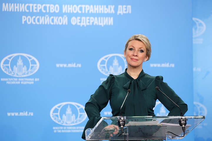 RusBotschaft's tweet photo. 🎙 Pressesprecherin des russischen Außenministeriums Maria Sacharowa:

💬 Die EU versucht mit allen Mitteln ihre Staatsbürger von alternativen Meinungen abzugrenzen. Wir beobachten schon lange in den EU-Staaten eine deutlich ausgeprägte und sich weiter verstärkende Tendenz zur Unterdrückung jeder Form von Andersdenken durch Zensur und Verbote der unerwünschten Medien, die den aktuellen Kurs Brüssels kritisieren. Unter dem Vorwand der Gewährleistung der „Resilienz der Demokratie“ wird auf die Schaffung eines gesteuerten gesellschaftlich-politischen Umfelds hingearbeitet, verbunden mit einer umfassenden Kontrolle über Journalisten und das Informationsfeld.

💬 Solche Herangehensweise wird von der EU auch anderen Ländern aufgedrängt. Die Bereitschaft, den EU-Vorgaben zur Zensur des Informationsraums und insgesamt des gesellschaftlich-politischen Lebens zu folgen, ist zu einem der zentralen Kriterien geworden, deren Erfüllung als Voraussetzung für den Aufbau enger Beziehungen zu Brüssel gilt, für den Erhalt finanzieller Unterstützung seitens der EU oder für die Zusicherung, vorübergehend „in Ruhe gelassen“ zu werden und nicht mit Druckmaßnahmen konfrontiert zu sein.

💬 Brüssel hat die Anwendung illegitimer einseitiger Sanktionen gegen Medien, einzelne Journalisten sowie prominente Vertreter der Medienbranche, „unerwünschte“ markante Persönlichkeiten im Informationsraum mit einer abweichenden Sichtweise längst zur Routine gemacht. All dies ist inzwischen zu einem völlig alltäglichen Phänomen geworden.

💬 Die Zensurpraktiken in der EU haben ein Niveau erreicht, das auch bei ihren Partnern in Übersee auf deutliche Ablehnung gestoßen ist. Symbolträchtig war in diesem Zusammenhang die öffentliche Rüge der EU-Vertreter durch den US-Vizepräsidenten J. D. Vance im Februar 2025 auf der Münchner Sicherheitskonferenz.

🔗 Quelle https://t.co/Q0fk4y5F3a

@RusBotschaft

#EU #Medien