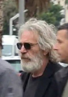 SoftWarNews's tweet photo. 🚨 Israel memalsukan kematiannya.  
Epstein masih hidup dan berkeliaran di jalanan Tel Aviv. https://t.co/EJ2oD2Fng8