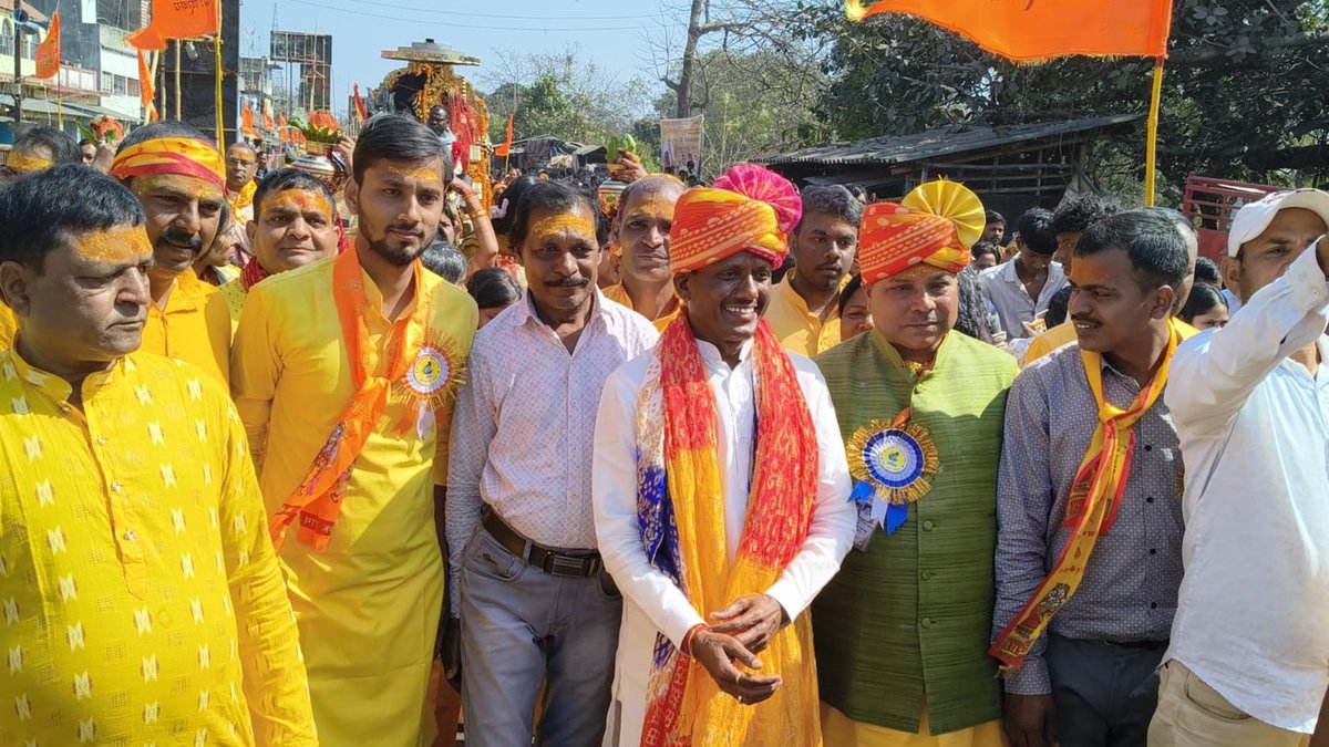 बाघमारा विधानसभा क्षेत्र के महुदा में आयोजित श्री श्री हेमेश्वर महादेव मंदिर (जिन्नोद्वार) सह शिव परिवार स्थापना एवं साप्ताहिक महायज्ञ की भव्य कलश यात्रा में सम्मिलित हुआ।

यह महायज्ञ आध्यात्मिक शांति, जनकल्याण, विश्व-शांति तथा वातावरण की शुद्धि का संदेश देता है। ऐसे पावन आयोजन