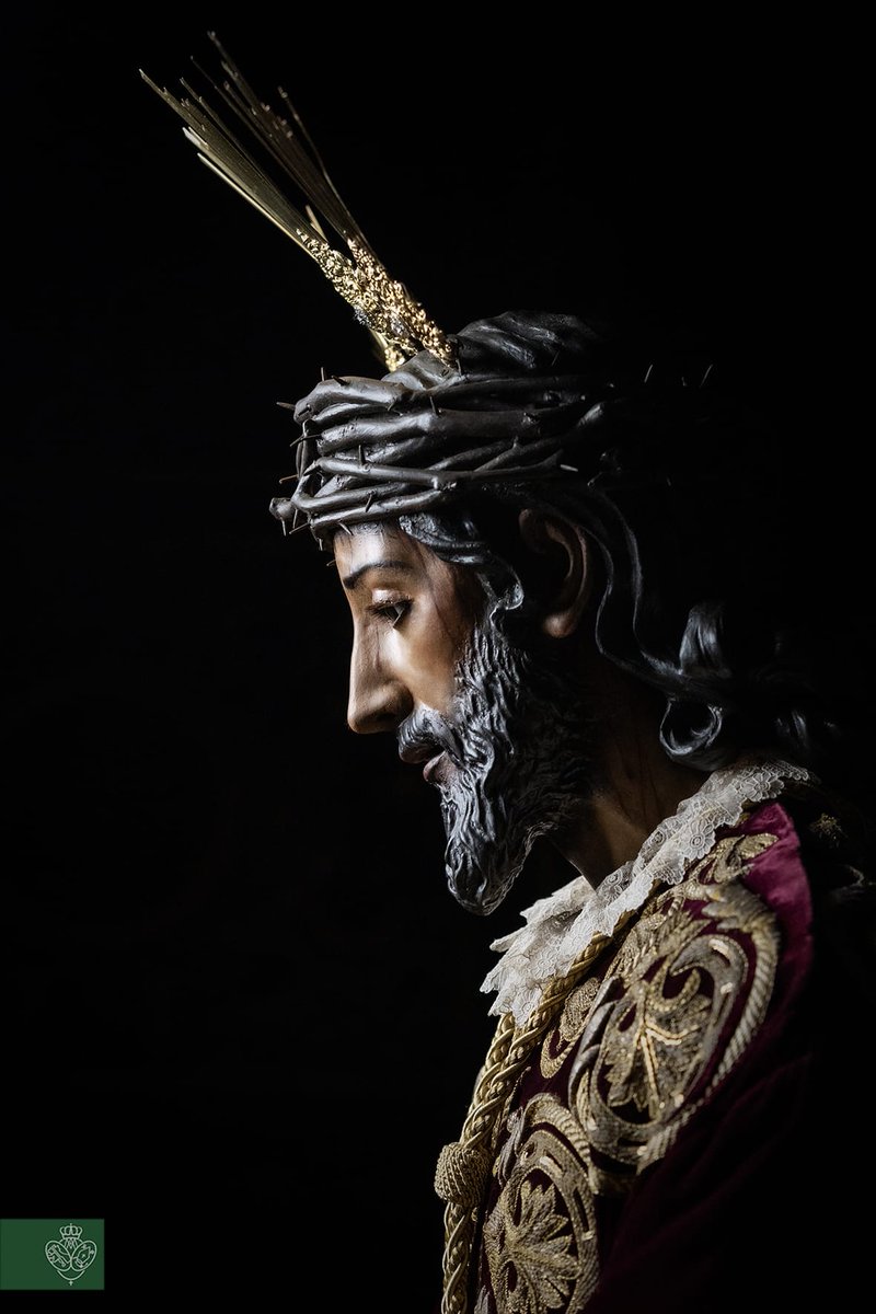 Nuestro Padre Jesús de la Sentencia,
en este viernes primero te acercas al alma con las manos abiertas y la oración en los besos.

Míranos como entonces:
sentenciados por nuestras sombras,
salvados por tu mansedumbre.

Que al besarte las manos
aprendamos a confiar,
y a dejarnos
