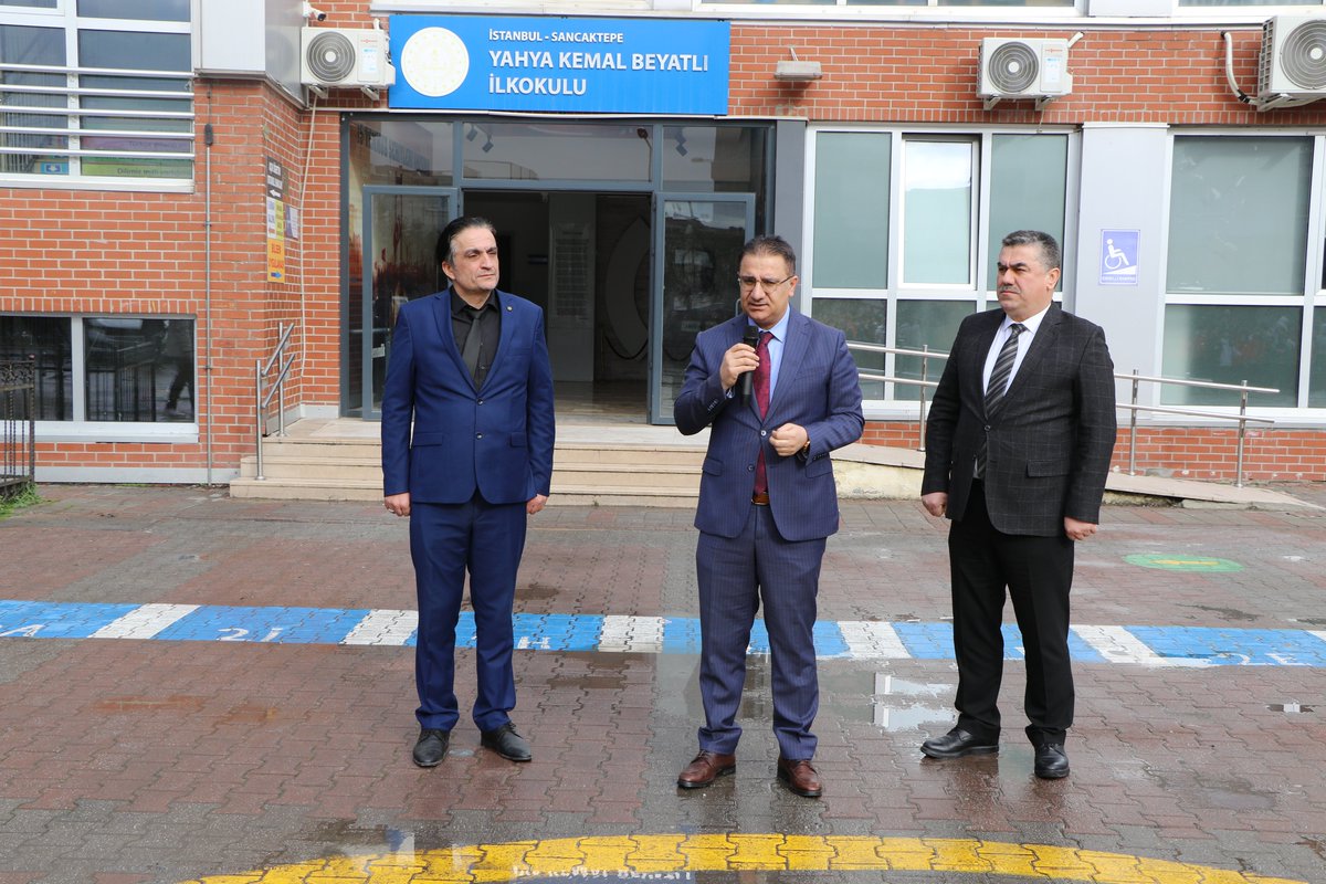 TC_sancaktepe's tweet photo. 🚨 Afet Tatbikatı, Yarının Hazırlığı!

🔷️ Kaymakamımız @naifyavuz,  Asrın felaketi 6 Şubat depreminin yıldönümünde Yahya Kemal Beyatlı İlkokulu'nda düzenlenen 🙇‍♀️ #Çök 🙆 #Kapan 🙌 #Tutun Deprem Anı ve Tahliye Tatbikatına katıldı.

📌Kaymakam Naif Yavuz, tatbikat sonunda yaptığı konuşmada öğrencilere deprem öncesinde, sırasında ve sonrasında yapılması gerekenler hakkında uyarılarda bulunarak, afet bilincinin küçük yaşlarda kazanılmasının önemine değindi. Öğrencilere başarılar dileyen Kaymakam Yavuz, düzenlenen tatbikatın farkındalık açısından değerli olduğunu vurguladı.

📌Tatbikat sırasında öğrenciler, öğretmenlerinin rehberliğinde deprem anında doğru davranış biçimlerini uygulamalı olarak öğrenirken, tahliye süreci de başarıyla gerçekleştirildi.

📌Kaymakam Naif Yavuz’a, programda İlçe Milli Eğitim Müdürü Sadık Aslan eşlik etti.
