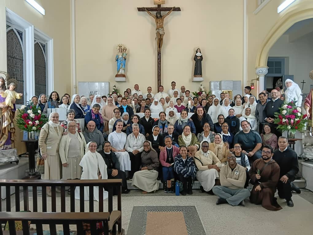 Los misioneros navarros Simón Azpiroz y Alberto Sola celebran el 98 cumpleaños de la misionera María Jesús Miranda, que además cumplió 80 años de profesión religiosa. Se encontraron en la Asamblea de religiosos de Cuba. Nuestra oración y gratitud desde Navarra!!!