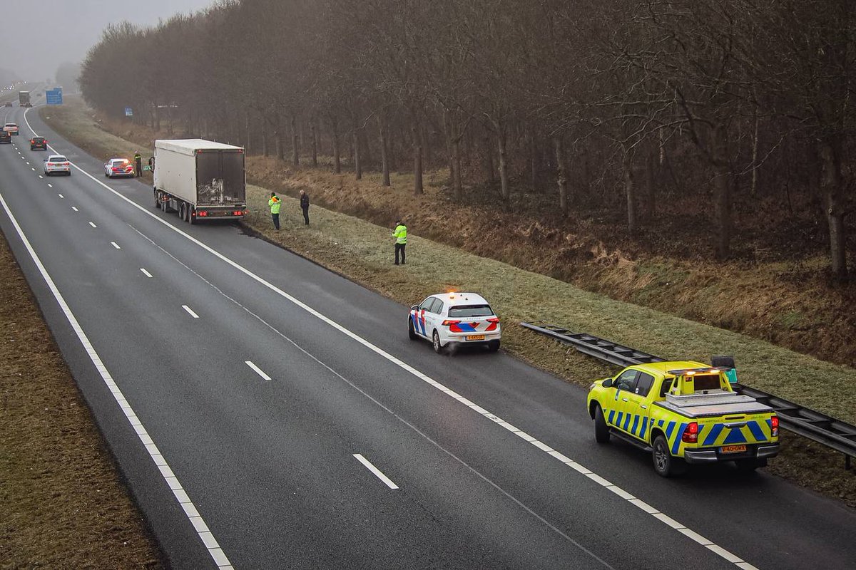 Vrachtwagen krijgt klapband op Rijksweg A7 bij Tolbert
