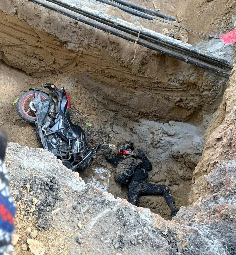 इस लड़के के परिवारवालों को 5 करोड़ रुपए कंपनसेशन जिम्मेदार अधिकारियों की जेब से दिया जाए,

और कान खोल के सुनो नमकहरामो, दलालों, हरामखोरो टैक्स के पैसों नहीं ,जिम्मेदार अधिकारियों को सस्पेंड करो और उनकी सैलरी से कंपनसेशन दो।