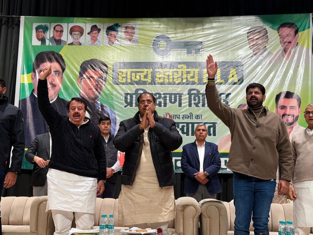 Dchautala's tweet photo. पानीपत में आज पार्टी के BLAs की मीटिंग को संबोधित किया और उन्हें पूरी प्रक्रिया समझाई कि कैसे चुनाव आयोग के साथ मिल कर अपने बूथ की मतदाता सूची की घर-घर जाँच करें। छूटे 18+ मतदाताओं के नाम जुड़वाएँ, गलत/डुप्लीकेट प्रविष्टियों पर आपत्ति दर्ज करें। सभी फ़ॉर्म व दस्तावेज़ समयसीमा में जमा करें, नियमों का पालन करें और रोज़ की रिपोर्ट दें। इस मीटिंग की अध्यक्षता पार्टी के राष्ट्रीय अध्यक्ष डॉ. अजय सिंह चौटाला जी एवं प्रदेश अध्यक्ष श्री बृज शर्मा जी ने की।
