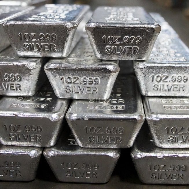 WhaleInsider's tweet photo. JUST IN: 🇨🇳 Shanghai Futures Exchange physical silver supply falls from 423.24 tons to 412.49 tons - CEIC data. https://t.co/GGLql4J0WR