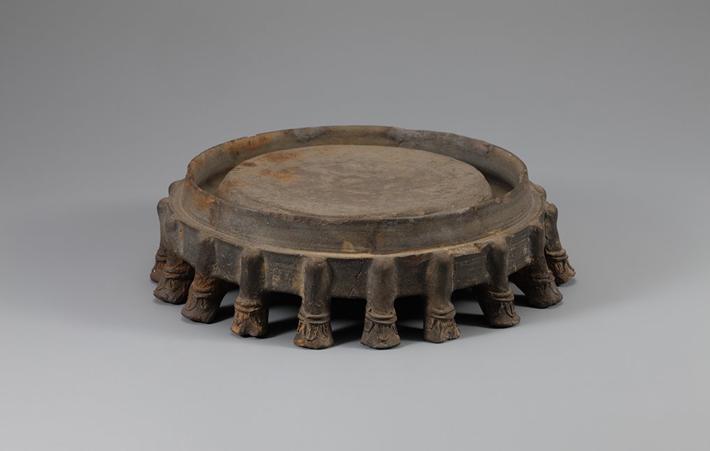 국립부여박물관 소장 백제 벼루들

이전에 소개한통일신라 벼루와 유사한 모습입니다. 

1. 부여 동남리 이궁지 출토 백자 벼루 - 당시 중국제를 수입한 것으로 본다고 합니다.
2. 부여 금성산 출토 토제벼루.

이러한 다리가 여러개 달린 벼루들을  다족연多足硯이라고 부른다고 하네요.