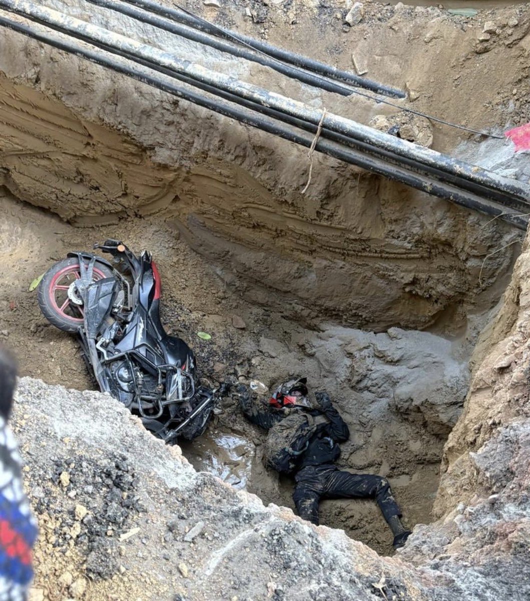 25 वर्षीय कमल जय की मौत कोई हादसा नहीं,
यह सिस्टम फेलियर का नंगा सच है.

दिल्ली के जनकपुरी में सड़क के गहरे गड्ढे में गिरकर एक नौजवान रात भर तड़पता रहा. सुबह उसकी लाश मिली.

सड़क रखरखाव सिर्फ फाइलों और प्रेस कॉन्फ्रेंस तक सीमित है, ज़मीन पर गड्ढे हैं और उनमें इंतजार करती मौत.

हर