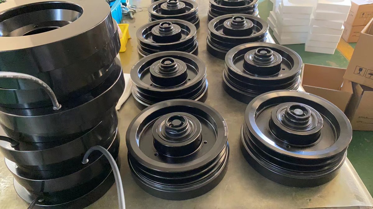 Bus AC Magnetic Clutch Mando KB compressors. JJQY Bus AC Magnetic Clutches Manufacturing since 2002. Sean/+86 18770921185 / sean@qiyuanautoparts.com qiyuanautoparts.com
