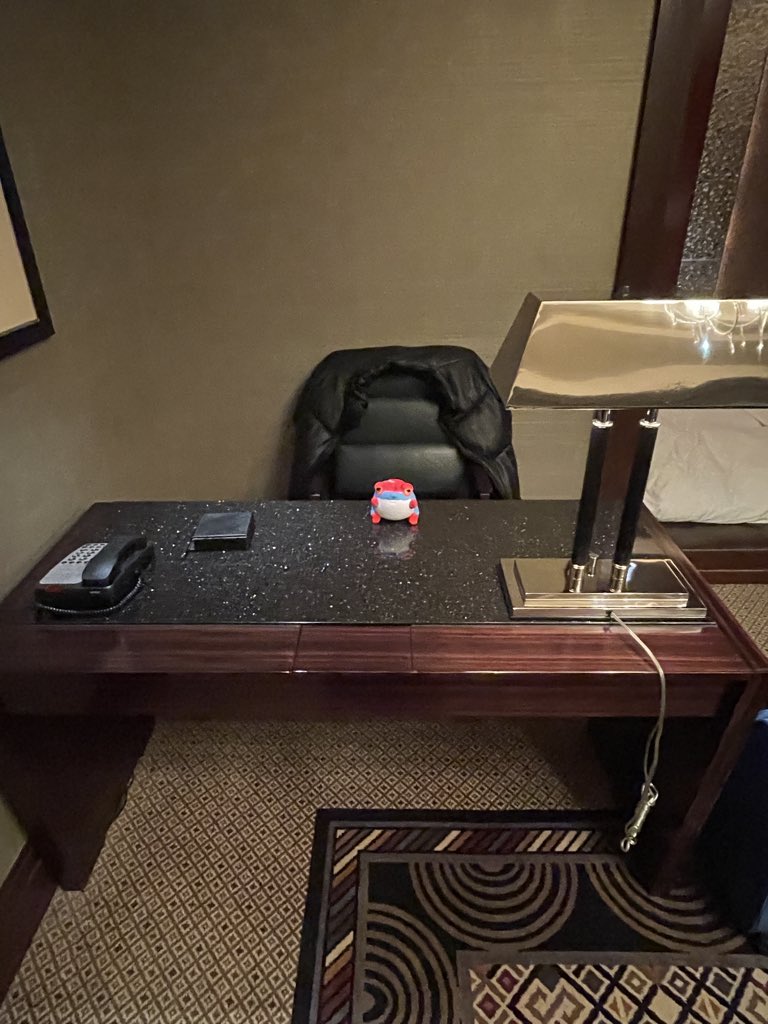 書斎にトード
めっちゃ偉い人のペットに見えるw